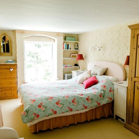 Cosy Cottage Ground Floor Bedroom Ensuite With Private Entrance チチェスター エクステリア 写真